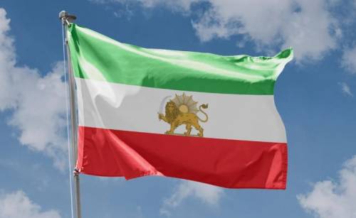 https://img.ilgcdn.com/sites/default/files/styles/md/public/foto/2025/06/13/1749817439-vecchia-bandiera-iran.JPG?_=1749817439