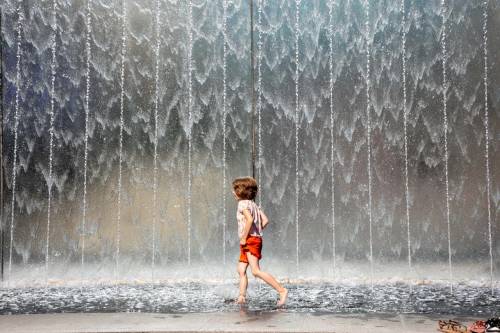 https://img.ilgcdn.com/sites/default/files/styles/md/public/foto/2025/06/13/caldo_bambino_fontana_fg.jpg?_=1749766503