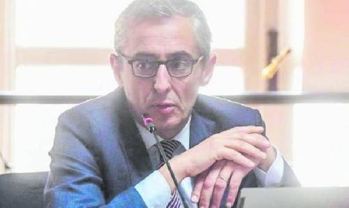 Si muove il Csm. Ma lui smentisce