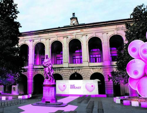 Le infermiere dell'oncologia sfilano per Marras