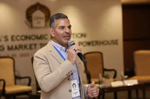 Morto Sunjay Kapur, amico miliardario del principe William: avrebbe ingoiato un'ape