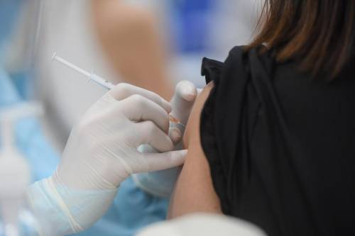 https://img.ilgcdn.com/sites/default/files/styles/md/public/foto/2025/06/14/vaccinazione_vaccini_covid_siringa_fg_ipa.jpeg?_=1749888903