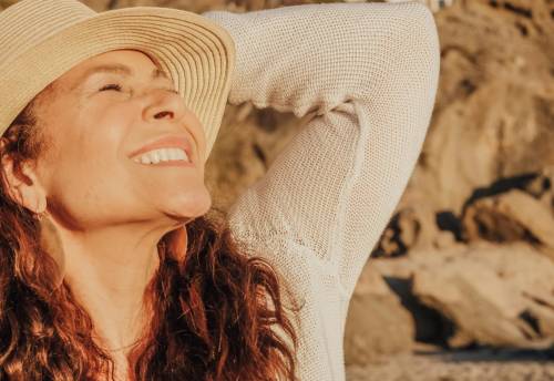 Cura delle pelle, cosa fare a 60 anni prima e dopo l'esposizione al sole