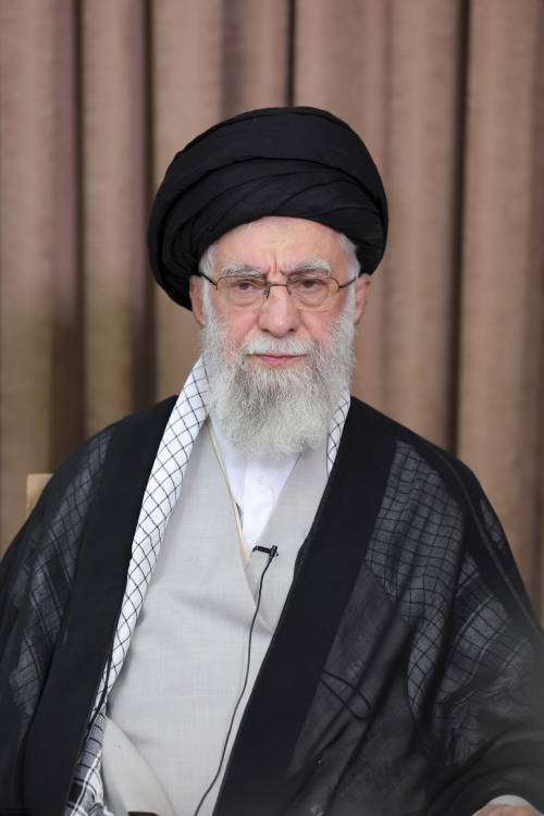 https://img.ilgcdn.com/sites/default/files/styles/md/public/foto/2025/06/15/1749993517-khamenei.jpg?_=1749993517