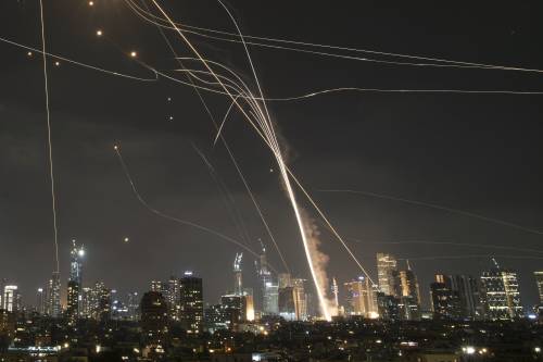 https://img.ilgcdn.com/sites/default/files/styles/md/public/foto/2025/06/15/1750003856-attacco-iraniano-tel-aviv.jpeg?_=1750003856