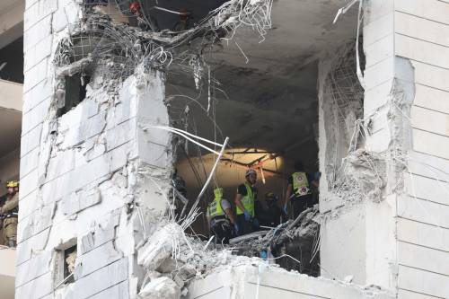 Palazzo sventrato a Tel Aviv dai missili iraniani