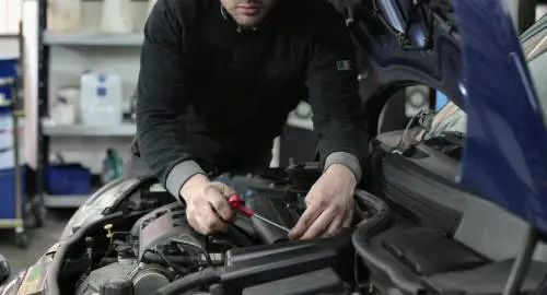 Revisione auto 2025, ogni quanto bisogna farla e cosa rischi se non la fai 