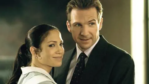Jennifer Lopez e Ralph Fiennes in una scena di "Un amore a 5 stelle"