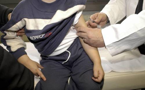 https://img.ilgcdn.com/sites/default/files/styles/md/public/foto/2025/06/16/vaccino_bambini_archivio.jpeg?_=1750068003