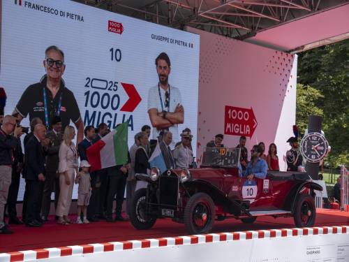 https://img.ilgcdn.com/sites/default/files/styles/md/public/foto/2025/06/17/1000MIGLIA_Tappa1_partenza_S006.jpg?_=1750166403