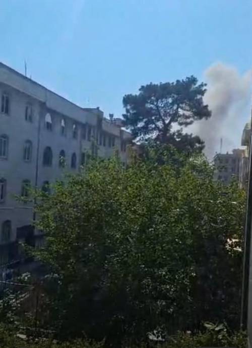Teheran, colpita la tv di Stato. La gente scappa dalla città