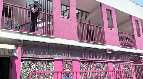 Si lancia dal balcone con la figlia di tre mesi in braccio