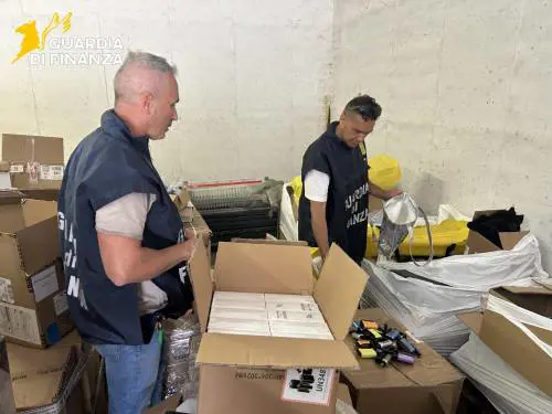 Il contrabbando 2.0: maxi sequestro di sigarette elettroniche a Lucca