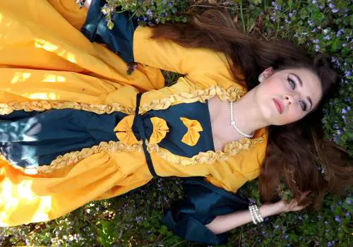 Over 50, gli errori da non fare quando si sceglie l'outfit per una cerimonia d’estate