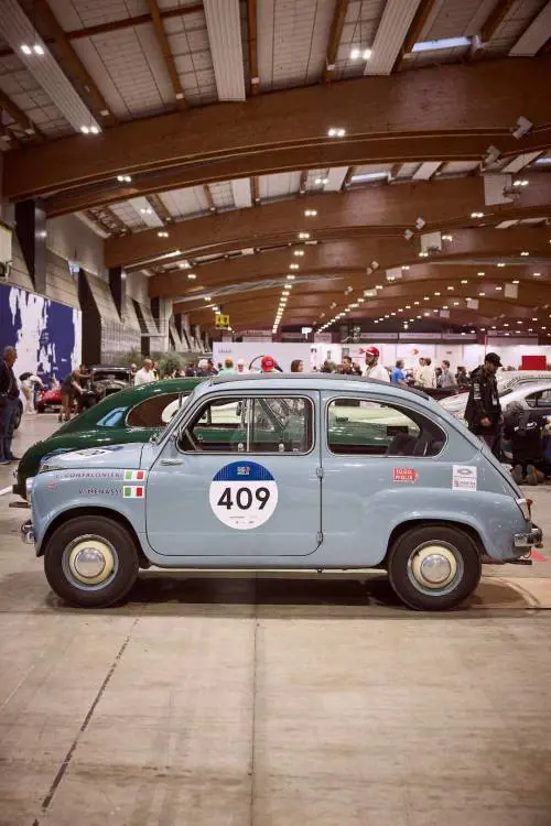 Dalla punzonatura all’arrivo a San Lazzaro: la Fiat 600 ’56 sfida il cronometro nella prima tappa della 1000 Miglia 2025