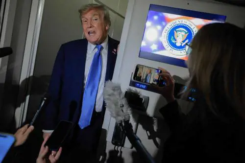 L'ultimatum di Trump: "Resa incondizionata". E valuta i raid contro l'Iran. Mosca: "Israele si fermi"