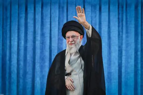 Khamenei assediato abdica e cede i poteri ai giovani Pasdaran