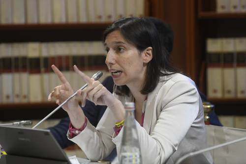 Schlein benedice la piazza anti-occidentale, ma spacca il partito