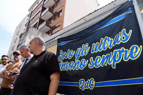 La protesta della Curva davanti a San Vittore e gli insulti alla stampa