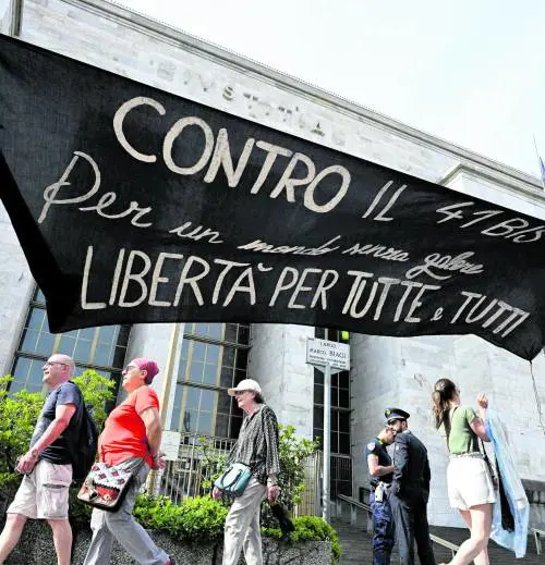 Dieci anarchici condannati: "Per Cospito fu una guerriglia urbana"