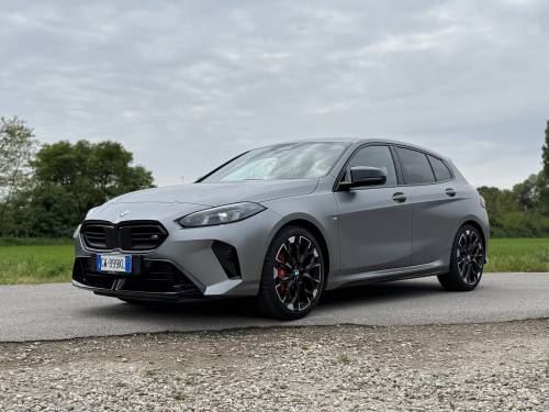 https://img.ilgcdn.com/sites/default/files/styles/md/public/foto/2025/06/18/1750234640-bmw-m135i-2025-prova-ilgiornale-consumi-foto-01.jpg?_=1750234640
