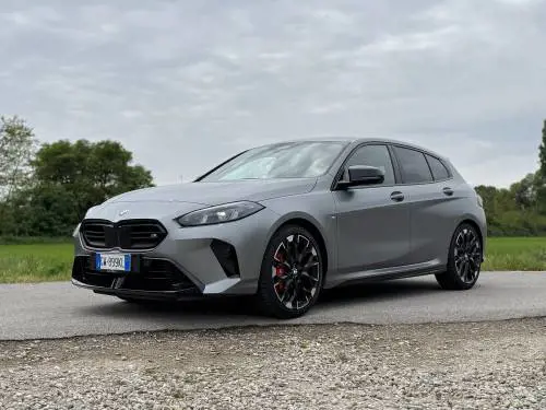 BMW M135 xDrive 2025: grintosa, precisa e (più) matura dell’antenata