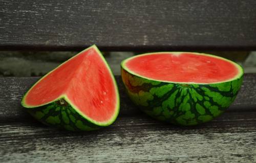 https://img.ilgcdn.com/sites/default/files/styles/md/public/foto/2025/06/18/1750260641-watermelon-815072-1280.jpg?_=1750260641