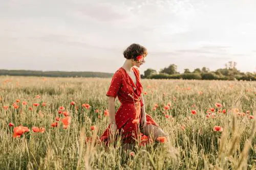 Moda, le fantasie dell'estate 2025 che ringiovaniscono: come indossare righe, pois o animalier