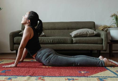 Over e dolore lombare, 5 esercizi di stretching per alleviarlo e migliorare la flessibilità