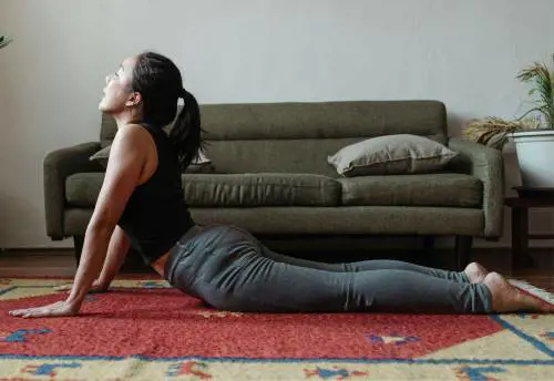 Over e dolore lombare, 5 esercizi di stretching per alleviarlo e migliorare la flessibilità