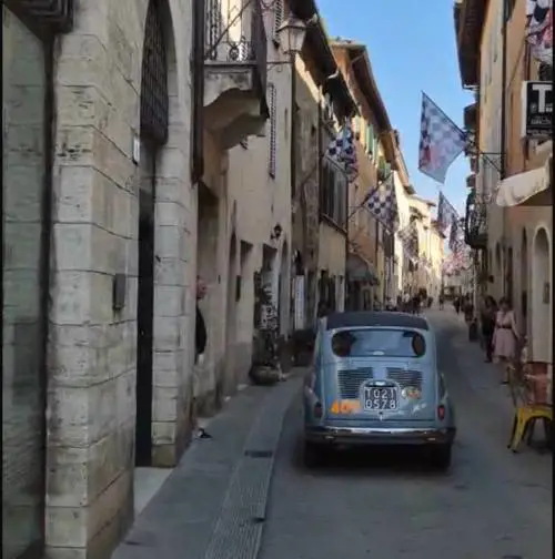 1000 Miglia 2025 – Seconda giornata: la Fiat 600 del 1956 tra i passi dell’Appennino e l’abbraccio di Siena, fino all’arrivo a Roma