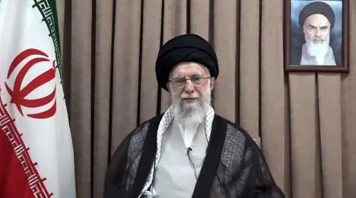 "Non ci arrenderemo mai". Khamenei sfida l'Occidente