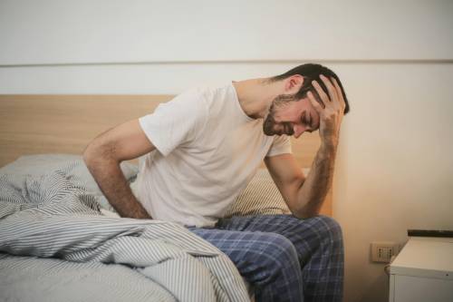 Stanchezza al risveglio: ecco quali sono le cause (e perché l'alimentazione incide)
