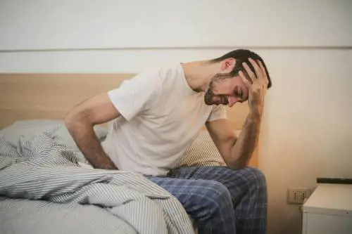 Stanchezza al risveglio: ecco quali sono le cause (e perché l'alimentazione incide)