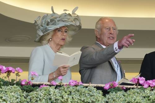I cavalli, il dress code, le scarpe lucidate con lo champagne: i segreti dietro la "passione" della royal family