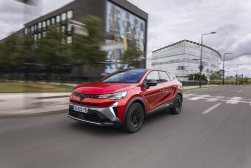 https://img.ilgcdn.com/sites/default/files/styles/md/public/foto/2025/06/19/1750354115-renault-symbioz-full-hybrid-e-tech-esprit-alpine.jpg?_=1750354115