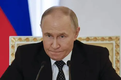 Putin a gamba tesa sui negoziati Ue: "Teheran ha diritto al nucleare civile"