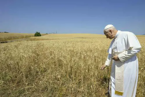 Il Papa in vacanza ridisegna la Chiesa