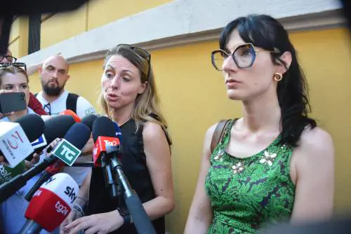 "Era tutto secco". Ora è lite sulla spazzatura di casa Poggi