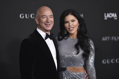 https://img.ilgcdn.com/sites/default/files/styles/md/public/foto/2025/06/20/1750414654-jeff-bezos-lauren-sanchez.jpg?_=1750414654