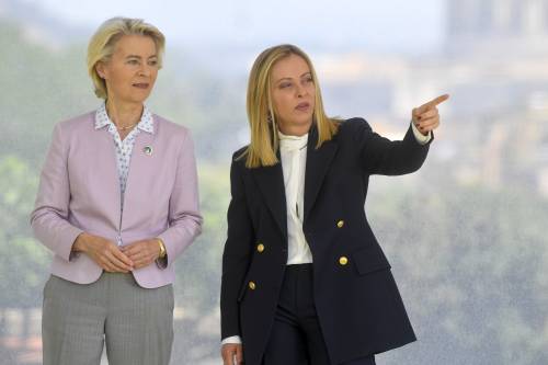 Da sinistra Ursula von der Leyen e Giorgia Meloni