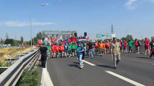 10 mila metalmeccanici bloccano la tangenziale: "Saranno denunciati per il Dl Sicurezza"
