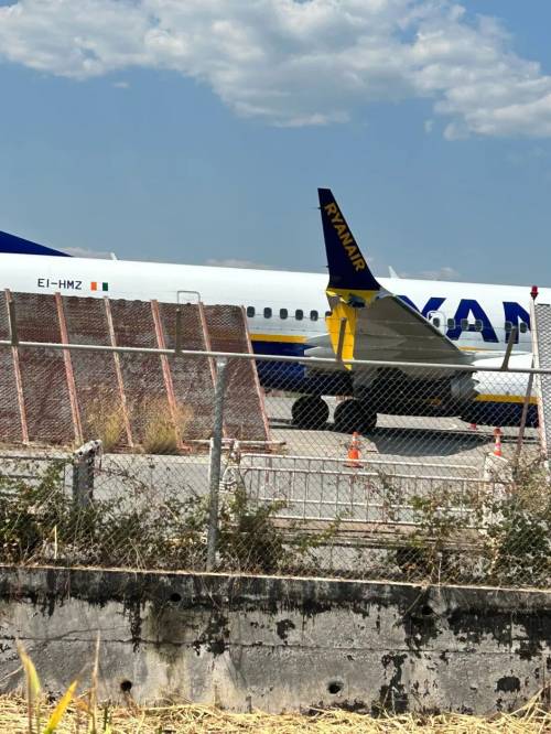 https://img.ilgcdn.com/sites/default/files/styles/md/public/foto/2025/06/20/1750422964-ryanair-incidente.jpg?_=1750422964