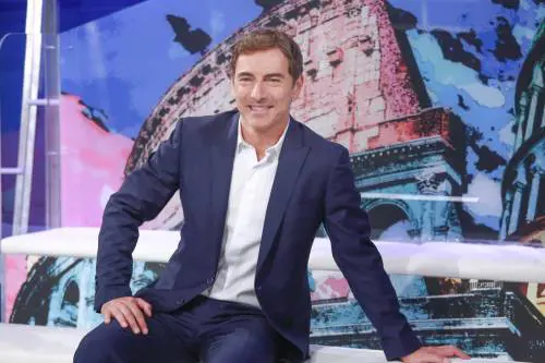 Marco Liorni, gli inizi al Grande Fratello, il secondo matrimonio: chi è la moglie e dove vive il presentatore di "Chi può batterci"