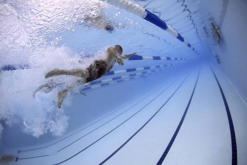 Piscina, quali sono le infezioni più comuni che si possono prendere e cosa fare per evitarle