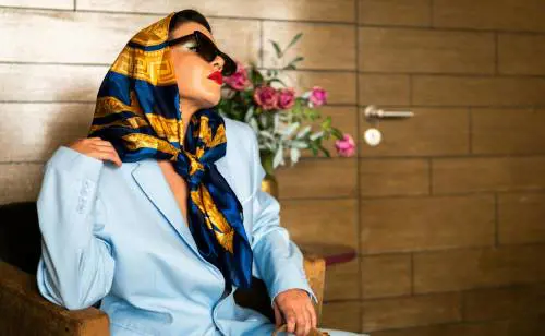 Foulard, come indossarlo d'estate: i look over 50 da sera e da giorno per un tocco chic
