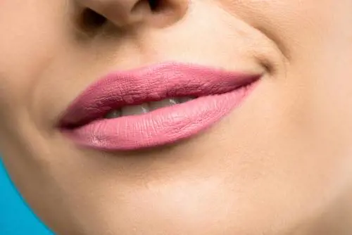 Rossetto alle labbra, quale evitare e quale no? I consigli per le over 50