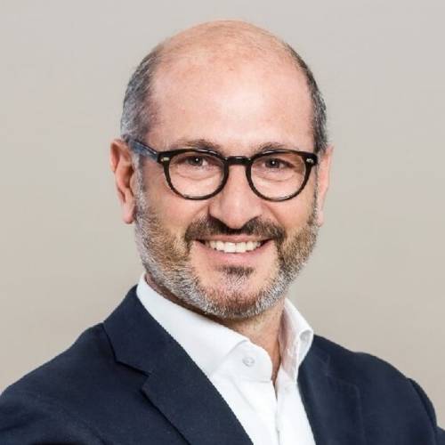 https://img.ilgcdn.com/sites/default/files/styles/md/public/foto/2025/06/21/1750511436-johnson-johnson-gabriele-fischetto.jpg?_=1750511436