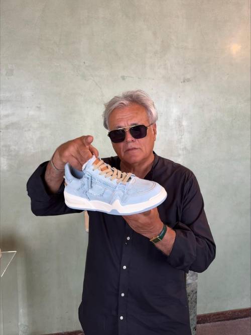 Scarpe come seta o realizzate con vecchi jeans: la creatività ai piedi