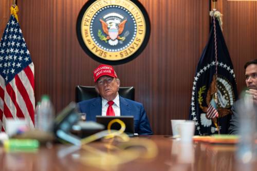 https://img.ilgcdn.com/sites/default/files/styles/md/public/foto/2025/06/22/1750572457-donald-trump.jpeg?_=1750572457
